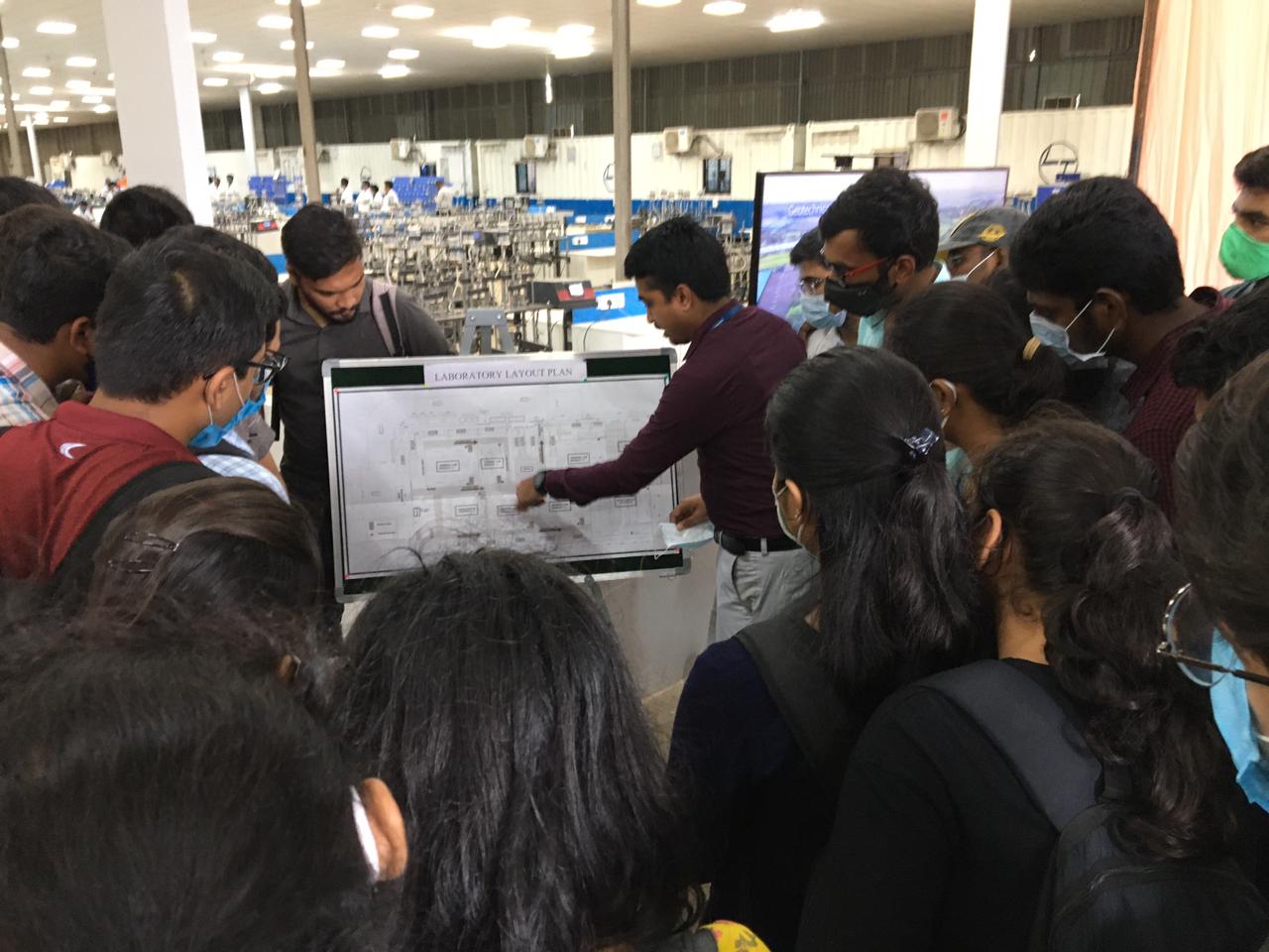 सरदार वल्लभभाई राष्ट्रीय प्रौद्योगिकी संस्थान (SVNIT) के छात्र सूरत स्थित एशिया की सबसे बड़ी जियोटेक्निकल प्रयोगशाला में प्रशिक्षण सत्र में भाग लेते हुए